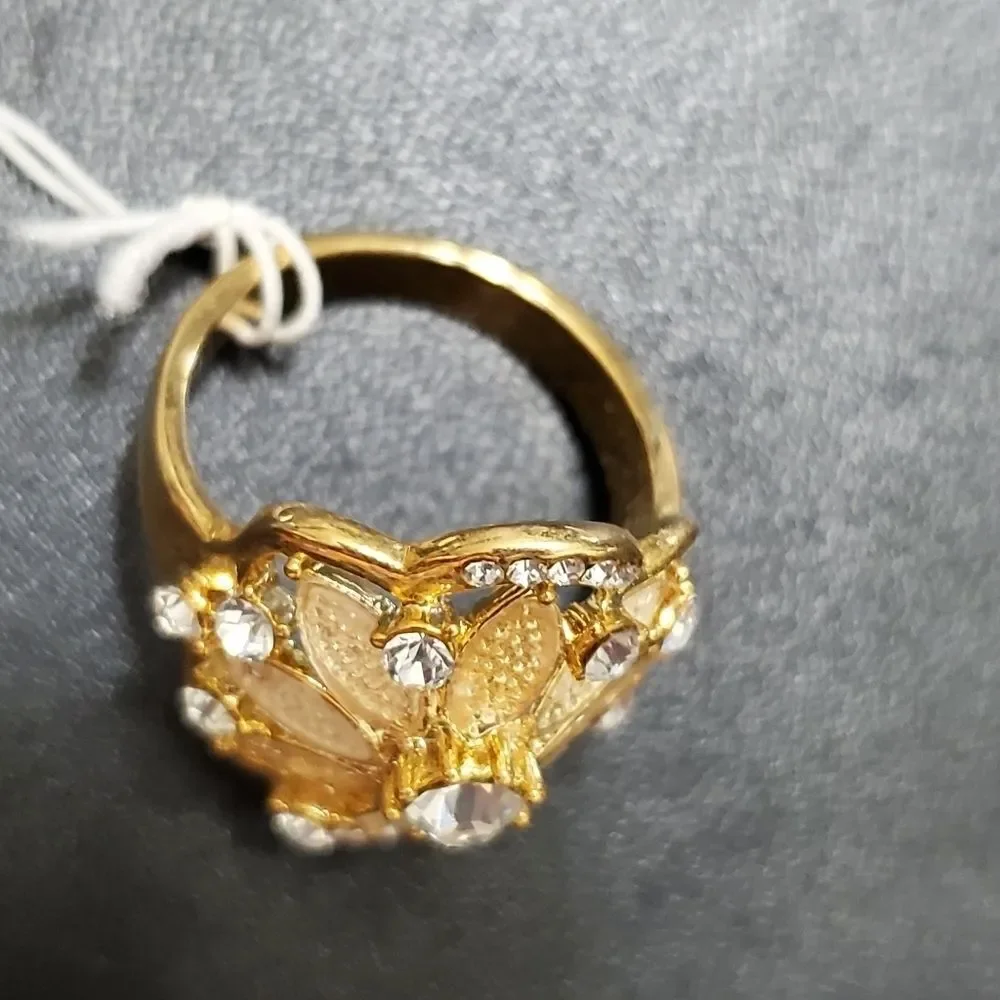 Gold tone rhinestone flower ring size 8.75
